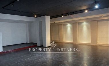 Local comercial con alto flujo peatonal en centro comercial de Vitacura