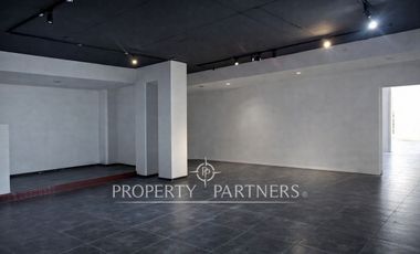 Local comercial con alto flujo peatonal en centro comercial de Vitacura