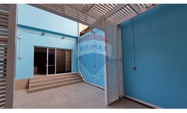 AMPLIA CASA USO COMERCIAL 4D 3B SECTOR AVDA BRASIL