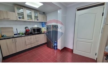 AMPLIA CASA USO COMERCIAL 4D 3B SECTOR AVDA BRASIL