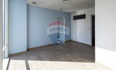 AMPLIA OFICINA , EXCELENTE CONECTIVIDAD