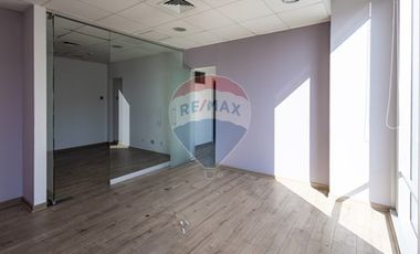 AMPLIA OFICINA , EXCELENTE CONECTIVIDAD