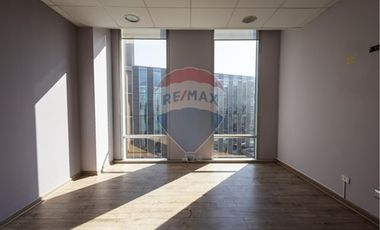 AMPLIA OFICINA , EXCELENTE CONECTIVIDAD