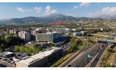 AMPLIA OFICINA , EXCELENTE CONECTIVIDAD