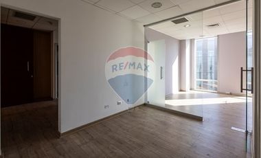 AMPLIA OFICINA , EXCELENTE CONECTIVIDAD