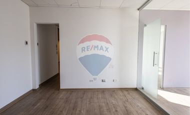 AMPLIA OFICINA , EXCELENTE CONECTIVIDAD