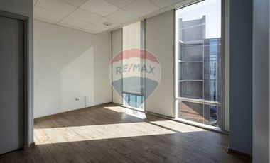 AMPLIA OFICINA , EXCELENTE CONECTIVIDAD