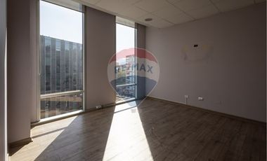 AMPLIA OFICINA , EXCELENTE CONECTIVIDAD