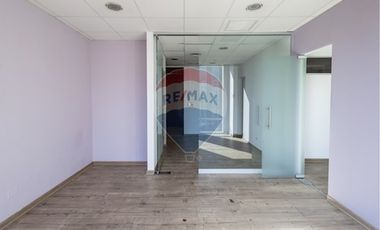 AMPLIA OFICINA , EXCELENTE CONECTIVIDAD