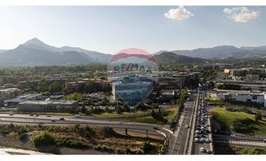 AMPLIA OFICINA , EXCELENTE CONECTIVIDAD