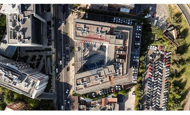 AMPLIA OFICINA , EXCELENTE CONECTIVIDAD