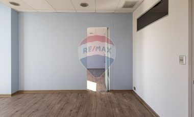 AMPLIA OFICINA , EXCELENTE CONECTIVIDAD