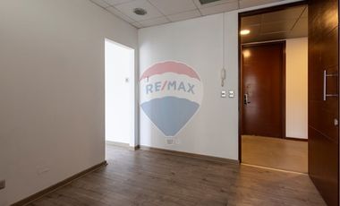 AMPLIA OFICINA , EXCELENTE CONECTIVIDAD