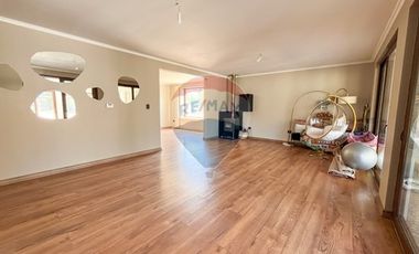 Casa de Lujo 5D 5B + quincho con 2D y 1B y piscina