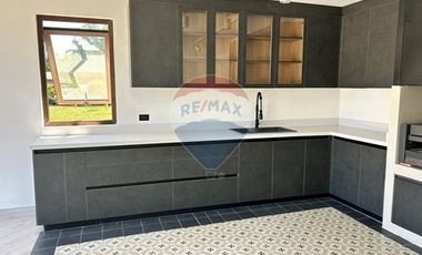 Casa de Lujo 5D 5B + quincho con 2D y 1B y piscina