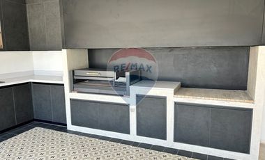 Casa de Lujo 5D 5B + quincho con 2D y 1B y piscina