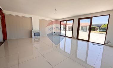 Casa de Lujo 5D 5B + quincho con 2D y 1B y piscina