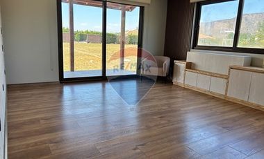 Casa de Lujo 5D 5B + quincho con 2D y 1B y piscina