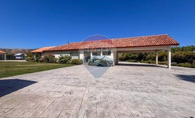 Casa de Lujo 5D 5B + quincho con 2D y 1B y piscina