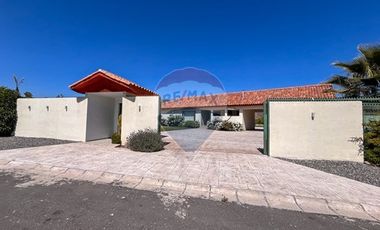 Casa de Lujo 5D 5B + quincho con 2D y 1B y piscina