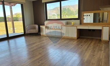 Casa de Lujo 5D 5B + quincho con 2D y 1B y piscina