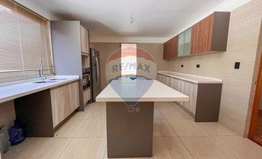 Casa de Lujo 5D 5B + quincho con 2D y 1B y piscina