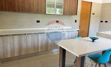 Casa de Lujo 5D 5B + quincho con 2D y 1B y piscina