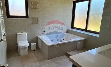 Casa de Lujo 5D 5B + quincho con 2D y 1B y piscina