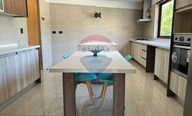 Casa de Lujo 5D 5B + quincho con 2D y 1B y piscina