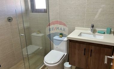 Casa de Lujo 5D 5B + quincho con 2D y 1B y piscina