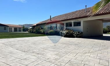 Casa de Lujo 5D 5B + quincho con 2D y 1B y piscina