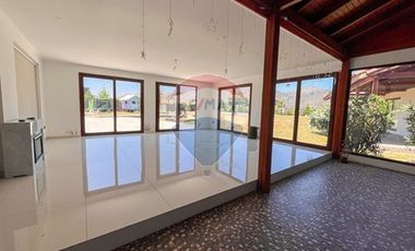 Casa de Lujo 5D 5B + quincho con 2D y 1B y piscina