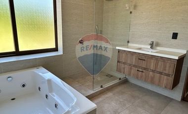 Casa de Lujo 5D 5B + quincho con 2D y 1B y piscina