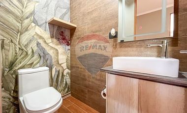 Casa de Lujo 5D 5B + quincho con 2D y 1B y piscina