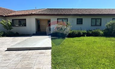 Casa de Lujo 5D 5B + quincho con 2D y 1B y piscina