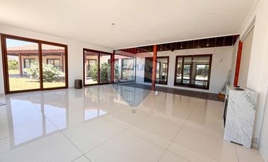 Casa de Lujo 5D 5B + quincho con 2D y 1B y piscina