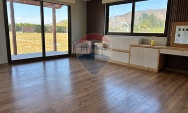 Casa de Lujo 5D 5B + quincho con 2D y 1B y piscina