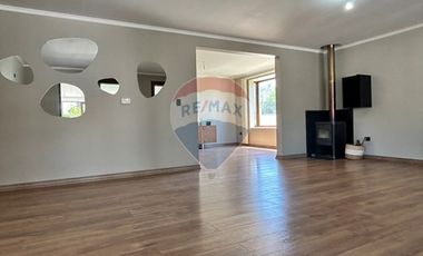 Casa de Lujo 5D 5B + quincho con 2D y 1B y piscina