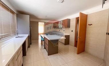 Casa de Lujo 5D 5B + quincho con 2D y 1B y piscina