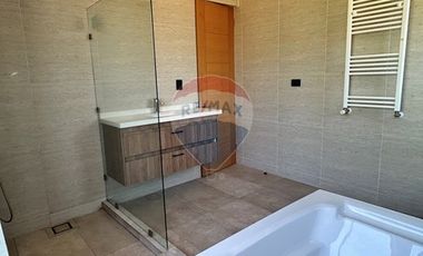 Casa de Lujo 5D 5B + quincho con 2D y 1B y piscina