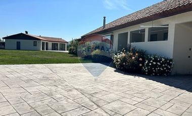 Casa de Lujo 5D 5B + quincho con 2D y 1B y piscina