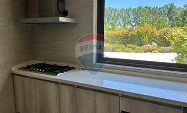 Casa de Lujo 5D 5B + quincho con 2D y 1B y piscina