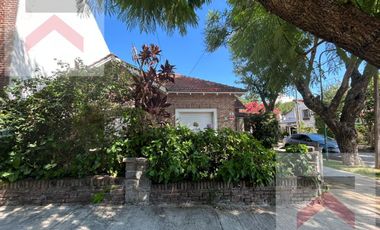 Casa en Alquiler en  La Lucila 4 Dormitorios, con Jardín, cochera y patio.