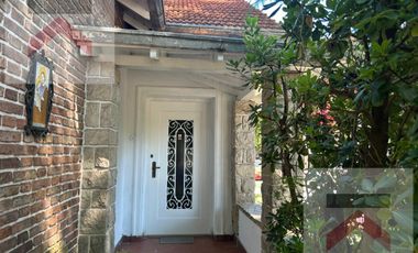 Casa en Alquiler en  La Lucila 4 Dormitorios, con Jardín, cochera y patio.