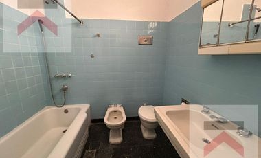 Casa en Alquiler en  La Lucila 4 Dormitorios, con Jardín, cochera y patio.