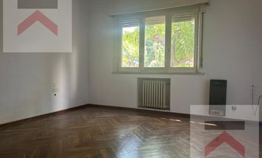 Casa en Alquiler en  La Lucila 4 Dormitorios, con Jardín, cochera y patio.