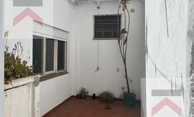 Casa en Alquiler en  La Lucila 4 Dormitorios, con Jardín, cochera y patio.