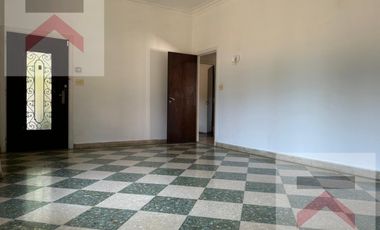 Casa en Alquiler en  La Lucila 4 Dormitorios, con Jardín, cochera y patio.