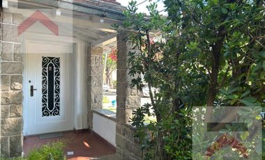 Casa en Alquiler en  La Lucila 4 Dormitorios, con Jardín, cochera y patio.