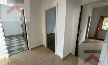 Casa en Alquiler en  La Lucila 4 Dormitorios, con Jardín, cochera y patio.